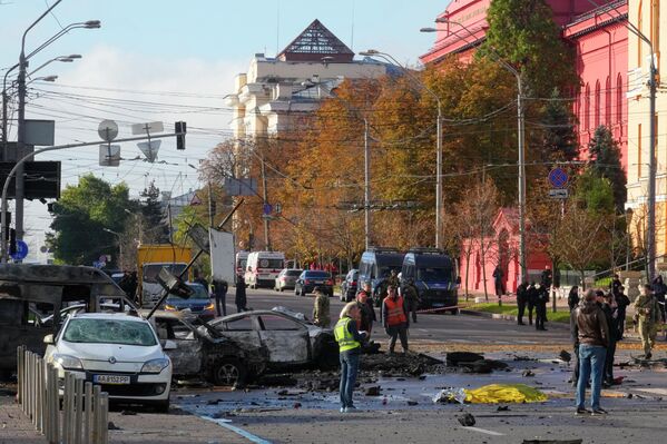 پلیس در حال بررسی باقیمانده موشک روسی در مرکز کی‌یف است. - اسپوتنیک ایران  