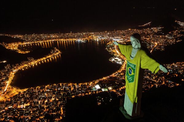 مجسمه حضرت مسیح به رنگ پرچم برزیل - اسپوتنیک ایران  