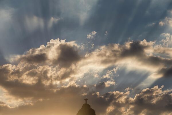 مجسمه مسیح نجات دهنده در مقابل آسمان اوایل عصر هنگام غروب خورشید در ریودوژانیرو، برزیل  - اسپوتنیک ایران  