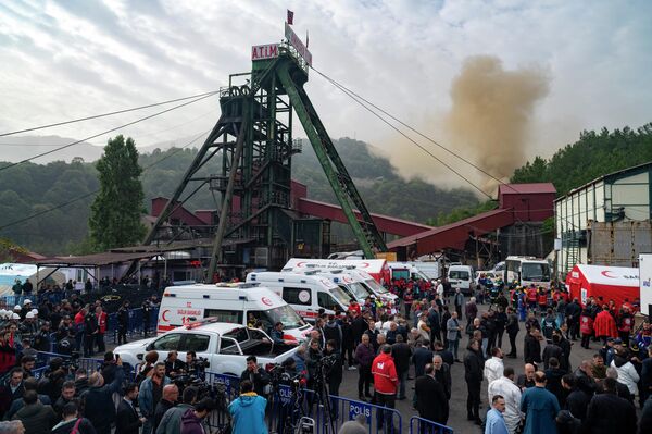 پس از انفجار در آمسرا، مردم بیرون معدن زغال سنگ تجمع کردند - اسپوتنیک ایران  