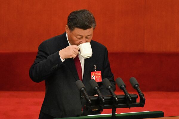 رئیس جمهور چین، شی جین پینگ، هنگام سخنرانی در جلسه افتتاحیه بیستمین کنگره حزب کمونیست چین در تالار بزرگ خلق در پکن در 16 اکتبر 2022، یک نوشیدنی می نوشد. - اسپوتنیک ایران  