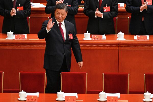 رئیس جمهور چین شی جین پینگ هنگام ورود به جلسه افتتاحیه بیستمین کنگره حزب کمونیست چین در تالار بزرگ خلق در پکن در 16 اکتبر 2022 دست تکان می دهد. - اسپوتنیک ایران  