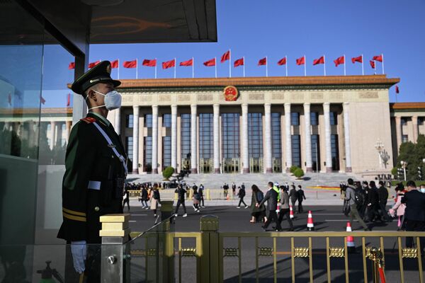 یکی از اعضای امنیتی، مراقب ورود مردم به جلسه افتتاحیه بیستمین کنگره حزب کمونیست چین در تالار بزرگ خلق در پکن در 16 اکتبر 2022 است. - اسپوتنیک ایران  