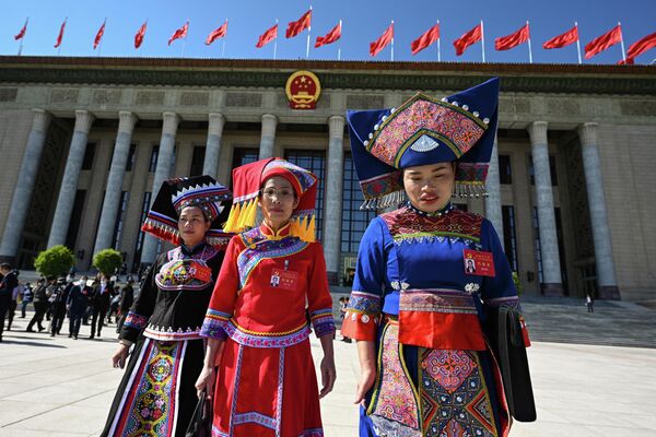 نمایندگان پس از جلسه افتتاحیه بیستمین کنگره حزب کمونیست چین در تالار بزرگ خلق در پکن در 16 اکتبر 2022 دیده می شوند. - اسپوتنیک ایران  