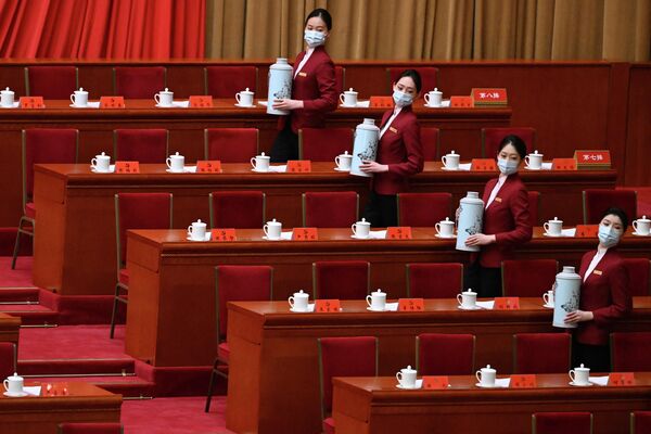 حاضران چای را قبل از جلسه افتتاحیه بیستمین کنگره حزب کمونیست چین در تالار بزرگ خلق در پکن در 16 اکتبر 2022 سرو می کنند. - اسپوتنیک ایران  