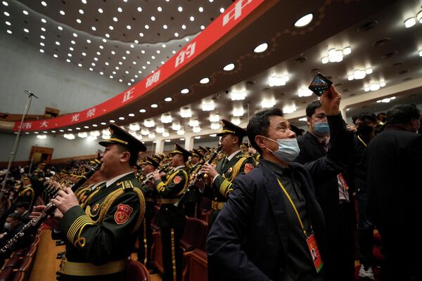 گروه نظامی قبل از مراسم افتتاحیه بیستمین کنگره ملی حزب حاکم کمونیست چین در پکن، چین، یکشنبه، 16 اکتبر 2022، در تالار بزرگ خلق تمرین می کنند. - اسپوتنیک ایران  
