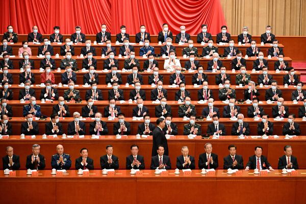 رئیس جمهور چین شی جین پینگ در جلسه افتتاحیه بیستمین کنگره حزب کمونیست چین در تالار بزرگ خلق در پکن در 16 اکتبر 2022 از کنار نمایندگان عبور می کند. - اسپوتنیک ایران  
