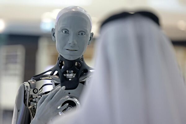ربات انسان نمای آمکا در موزه آینده دبی در 11 اکتبر 2022 به بازدیدکنندگان خوش آمد می گوید - اسپوتنیک ایران  