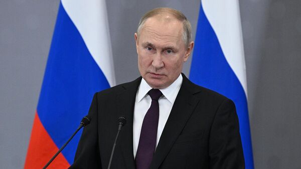 Президент РФ Владимир Путин во время подхода к прессе по итогам заседания глав государств - участников СНГ - اسپوتنیک ایران  