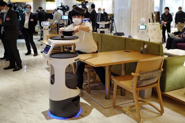 افزایش استخدام ربات ها در رستوران های ژاپن - اسپوتنیک ایران  