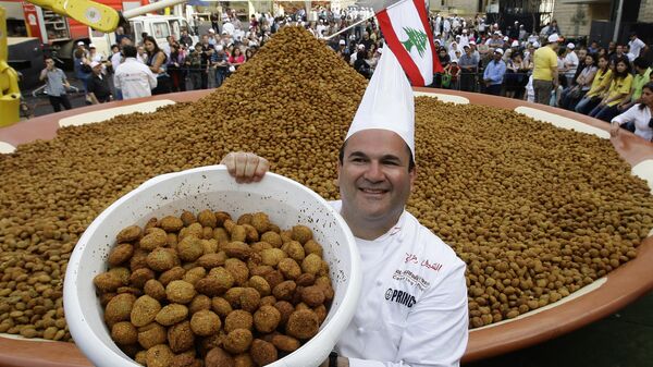 Ливанский шеф-повар Рамзи Шуейр и ведерка жареных фалафельных шариковов в Бейруте 9 мая 2010 года - اسپوتنیک ایران  