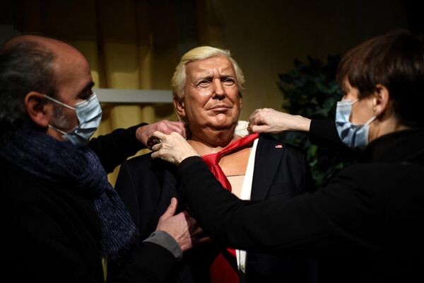 کارگران موزه موم گروین، کراوات گردن مجسمه مومی دونالد ترامپ، رئیس جمهور مستعفی آمریکا را برمی دارند. - اسپوتنیک ایران  
