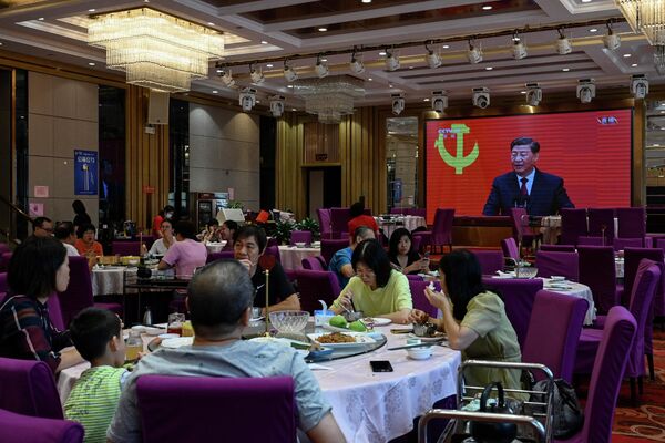 شی جینپینگ، امروز (یکشنبه) در اولین جلسه عمومی کمیته مرکزی جدید حزب حاکم کمونیست برای سومین دوره به عنوان دبیرکل حزب انتخاب شد - اسپوتنیک ایران  