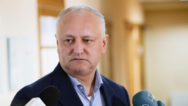 Экс-президент Игорь Додон общается с журналистами после судебного заседания по делу о взятке в Высшей судебной палате  - اسپوتنیک ایران  