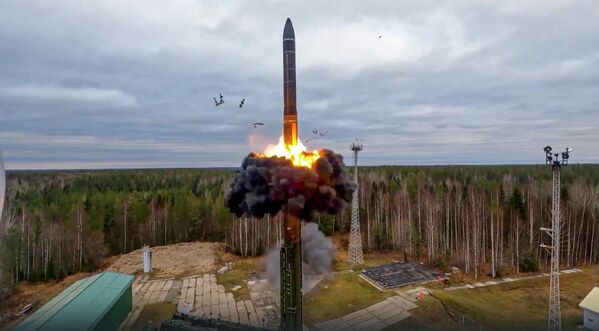 آزمایش یک موشک بالستیک قاره پیما &quot;یارس&quot; به عنوان بخشی از تمرینات هسته ای روسیه از یک سایت پرتاب در پلستسک، شمال غربی روسیه - اسپوتنیک ایران  