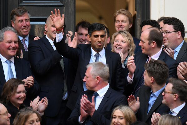 ریشی سوناک رهبر جدید حزب محافظه کار و نخست وزیر بریتانیا هنگام ورود به مقر حزب محافظه کار در مرکز لندن ، 24 اکتبر - اسپوتنیک ایران  