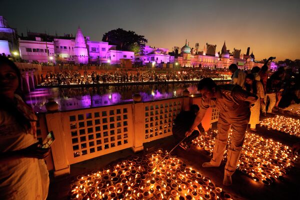 روشن کردن چراغ در امتداد ساریو در هند به مناسبت جشن هندوها، 23 اکتبر - اسپوتنیک ایران  