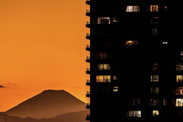 کوه فوجی مرتفع‌ ترین کوه ژاپن، در پشت ساختمان‌های مسکونی کاوازاک در منطقه سبز تاماگاوا در توکیو، 26 اکتبر - اسپوتنیک ایران  