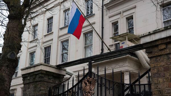 Российский триколор на фасаде здания Российского посольства в Лондоне - اسپوتنیک ایران  