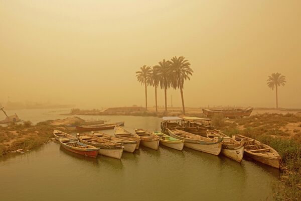 قایق ها در جریان طوفان شن در شهر بصره عراق - اسپوتنیک ایران  