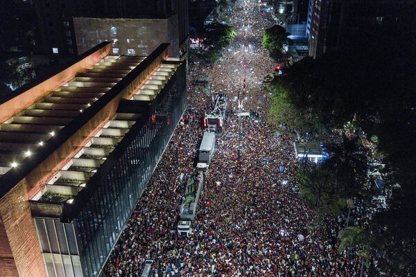حامیان رئیس جمهور جدید برزیل، لوئیز ایناسیو لولا، در خیابان پائولیستا پس از پیروزی در دور دوم انتخابات ریاست جمهوری این کشور، تجمع کردند.  سائوپائولو، برزیل، یکشنبه، 30 اکتبر - اسپوتنیک ایران  