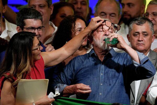 لوئیز ایناسیو لولا داسیلوا، در حالی که همسرش روزانگلا عینک خود را برمی دارد، پس از شکست دادن ژایر بولسونارو در دور دوم انتخابات ریاست جمهوری برای انتخاب رئیس جمهور کشور، در سائوپائولو، برزیل، 30 اکتبر - اسپوتنیک ایران  