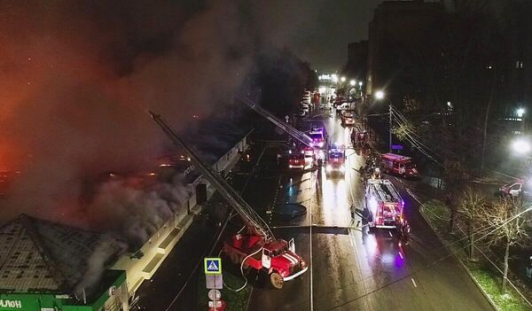 آتش سوزی بزرگی در کافه &quot;پولیگون&quot; در کاستروما در شب شنبه 5 نوامبر رخ داد. 250 نفر از ساختمان کافه تخلیه شدند. بر اساس اطلاعات اولیه، بر اثر آتش سوزی در این کافه، 13 نفر جان باختند و 4 نفر مجروح شدند. - اسپوتنیک ایران  