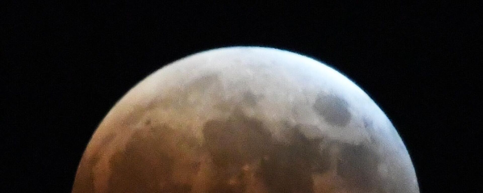 Луна во время затмения во Владивостоке - اسپوتنیک ایران  , 1920, 10.08.2023