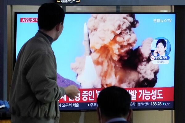 تلویزیون تصویری از پرتاب موشک کره شمالی را در طول یک برنامه خبری در ایستگاه راه آهن سئول در سئول، کره جنوبی، چهارشنبه، 9 نوامبر 2022 نشان می دهد. کره شمالی روز چهارشنبه حداقل یک موشک بالستیک به سمت دریای شرقی خود شلیک کرد.  - اسپوتنیک ایران  