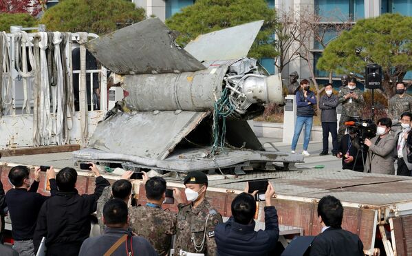 بقایای یک قطعه به طول سه متر و عرض دو متر که طبق گفته ارتش کره جنوبی آن را موشک SA-5 کره شمالی شناسایی کرده است، در 9 نوامبر 2022 در وزارت دفاع سئول مشاهده شد. ارتش کره جنوبی  در 9 نوامبر اعلام کرد که بقایای موشکی را که شمال در طول پرتاب‌های پرتاب اخیر از مرزهای دریایی دو کشور پرتاب کرده بود، بازیابی و تجزیه و تحلیل کرده است. - اسپوتنیک ایران  