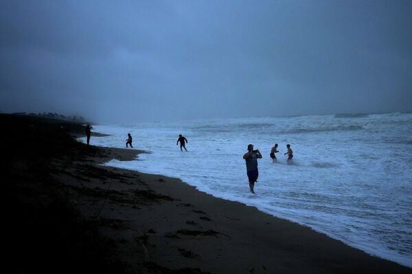 مردم در حال تماشاه کردن امواج  در زمان طوفان &quot;نیکول&quot;، ساحل جنسن، فلوریدا. - اسپوتنیک ایران  