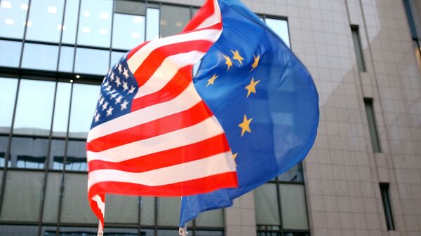 Флаги США и Евросоюза на здании Европейского парламента в Брюсселе. Архивное фото - اسپوتنیک ایران  