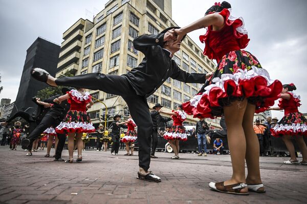 رویدادها و حوادث هفته ای که گذشت از نگاه تصویر.رقاصان در حال رقص  سنتی ونزوئلا و کلمبیایی. - اسپوتنیک ایران  
