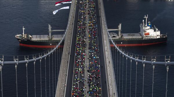 Сухогруз Ikaria Angel проплывает под мостом Мучеников через Босфор, Стамбул, Турция - اسپوتنیک ایران  