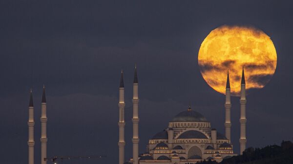 Лунное затмение за мечетью Камлика в Стамбуле - اسپوتنیک ایران  