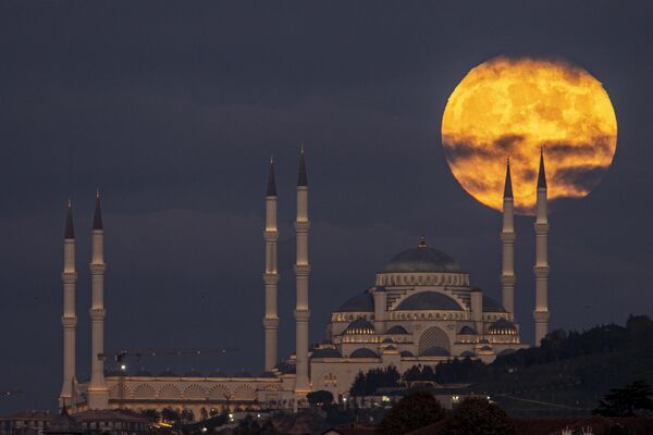 رویدادها و حوادث هفته ای که گذشت از نگاه تصویر.قرص کامل ماه در آسمان ترکیه. - اسپوتنیک ایران  