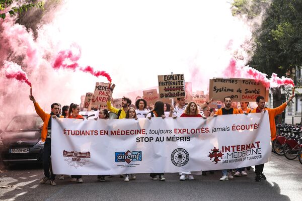 رویدادها و حوادث هفته ای که گذشت از نگاه تصویر.راهپیمایی دانشجویان پزشکی در جنوب غرب فرانسه. - اسپوتنیک ایران  