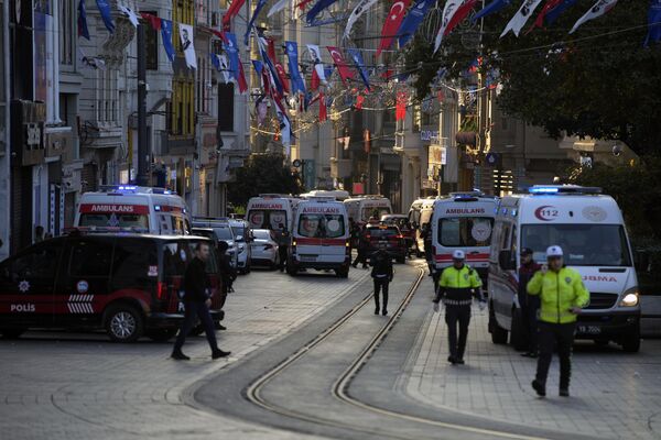 خودروهای پلیس و آمبولانس‌ها در محل انفجار در خیابان محبوب استقلال در استانبول، ترکیه، یکشنبه، 13 نوامبر 2022، علی یرلیکایا، فرماندار استانبول در توییتی اعلام کرد که انفجار حدود ساعت 4:20 بعد از ظهر رخ داده است. (1320 به وقت گرینویچ) و کشته ها و مجروحینی وجود دارند، اما تعداد آنها هنوز مشخص نیست. - اسپوتنیک ایران  
