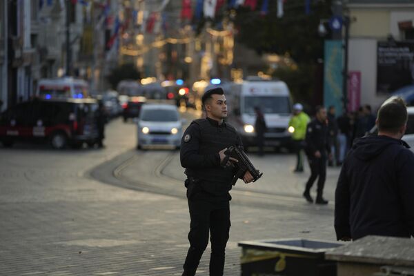نیروهای پلیس ترکیه در محل وقوع انفجاراستانبول، ترکیه، یکشنبه، 13 نوامبر 2022 - اسپوتنیک ایران  