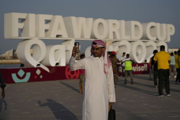 جام جهانی فوتبال ۲۰۲۲ قرار است از ۲۰ نوامبر تا ۱۸ دسامبر ۲۰۲۲ (۲۹ آبان الی ۲۷ آذر ۱۴۰۱) در کشور قطر برگزار شود. این نخستین جام جهانی می‌باشد که تاکنون در پاییز برگزار می‌شود. - اسپوتنیک ایران  