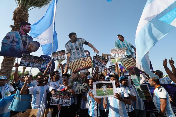 هواداران آرژانتین در 11 نوامبر 2022 و پیش از مسابقات فوتبال جام جهانی فوتبال قطر 2022 وارد دوحه شدند. - اسپوتنیک ایران  