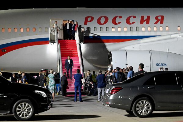 ورود سرگی لاوروف، وزیر امور خارجه فدراسیون روسیه در فرودگاه بین المللی بالی برای حضور در نشست گروه &quot; جی 20&quot;. - اسپوتنیک ایران  