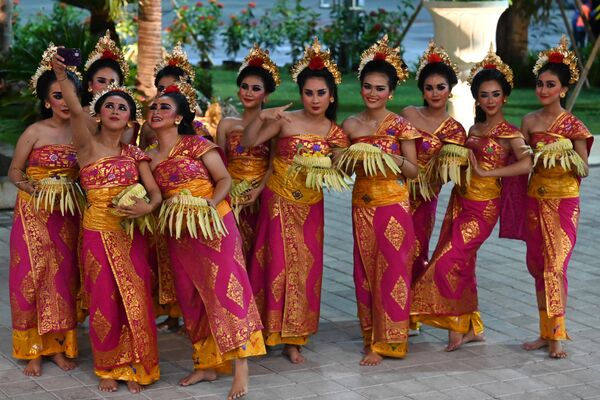 رقاصان رقص سنتی بالی آماده برای خوشامدگویی به مهمانان در فرودگاه بین المللی بالی. - اسپوتنیک ایران  