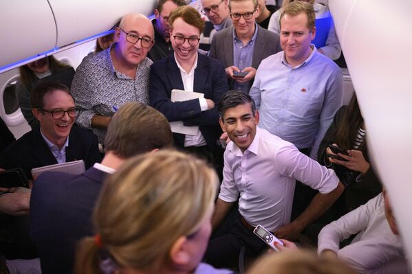 ریشی سوناک، نخست وزیر بریتانیا در حال گفتگو با خبرنگاران در داخل هواپیما در راه رسیدن به فرودگاه بین المللی بالی برای حضور در نشست گروه &quot; جی 20&quot;. - اسپوتنیک ایران  
