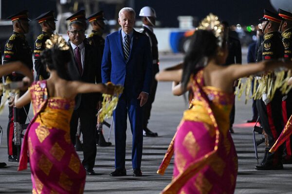 جو بایدن، رئیس جمهور آمریکا در فرودگاه بین المللی بالی. - اسپوتنیک ایران  