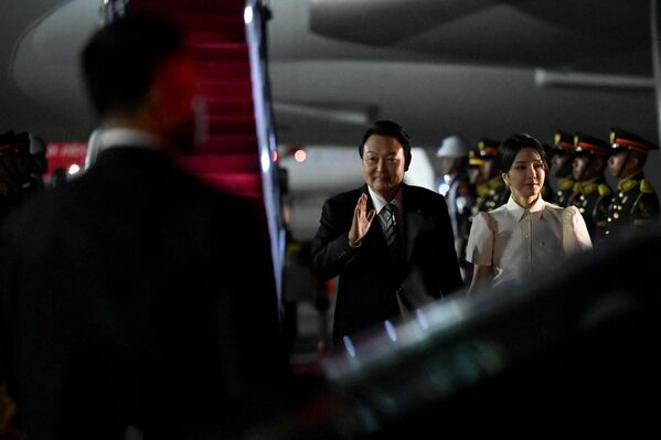 ورود یون سوک یول، رئیس جمهور کره جنوبی و همسرش کیم کئون به فرودگاه بین المللی Ngurah Rai در « توبان» برای حضور در نشست گروه « جی 20» در بالی اندونزی. - اسپوتنیک ایران  