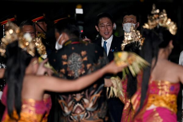 ورود فومیو کیشیدا، نخست وزیر ژاپن به فرودگاه بالی برای حضور در نشست گروه « جی 20». - اسپوتنیک ایران  