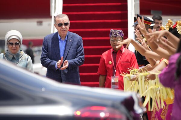 رجب طیب اردوغان، رئیس جمهور ترکیه در فرودگاه بین المللی بالی اندونزی برای حضور در نشست گروه « جی 20». - اسپوتنیک ایران  