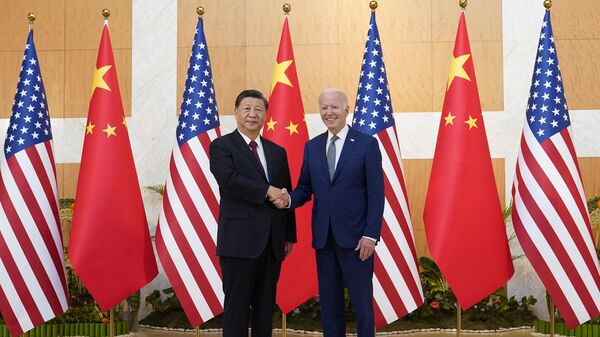 U.S. President Joe Biden shakes hands with Chinese President Xi Jinping - اسپوتنیک ایران  