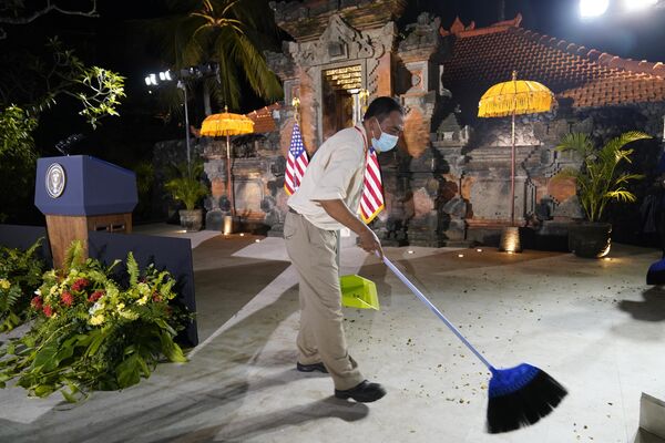 قبل از برگزاری کنفرانس خبری. جو بایدن، رئیس جمهور آمریکا در حاشیه نشست سران گروه 20، دوشنبه، 14 نوامبر 2022، در بالی، اندونزی، مستقر شد. - اسپوتنیک ایران  